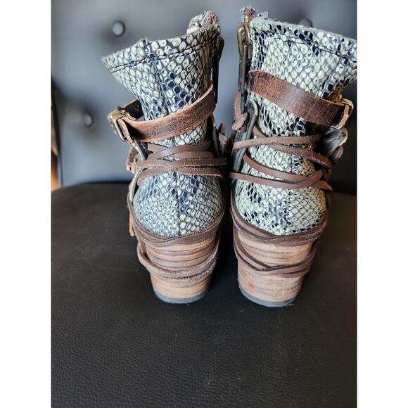 Free Bird Women's Booties Crue Grey Distressed Multicolor Size 7 - Picture 8 of 10